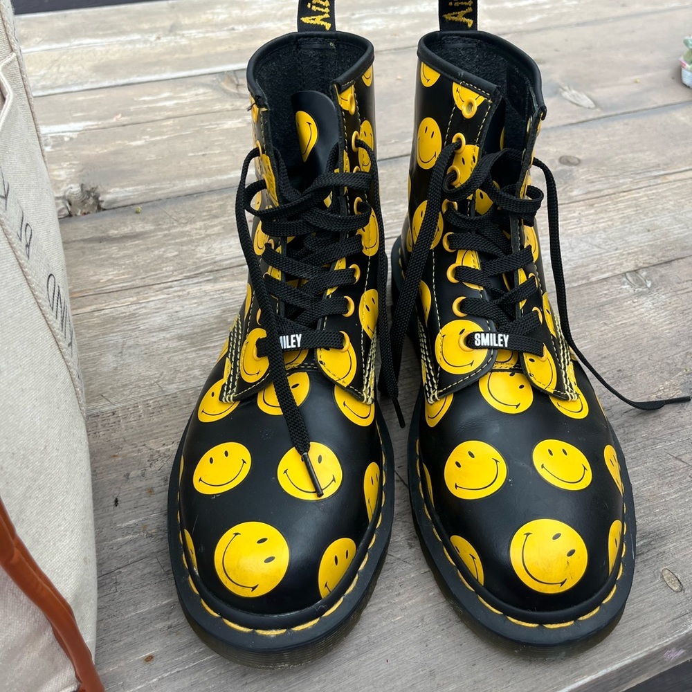 Smiley Dr Marten Limited Edition - Picture 13 of 15